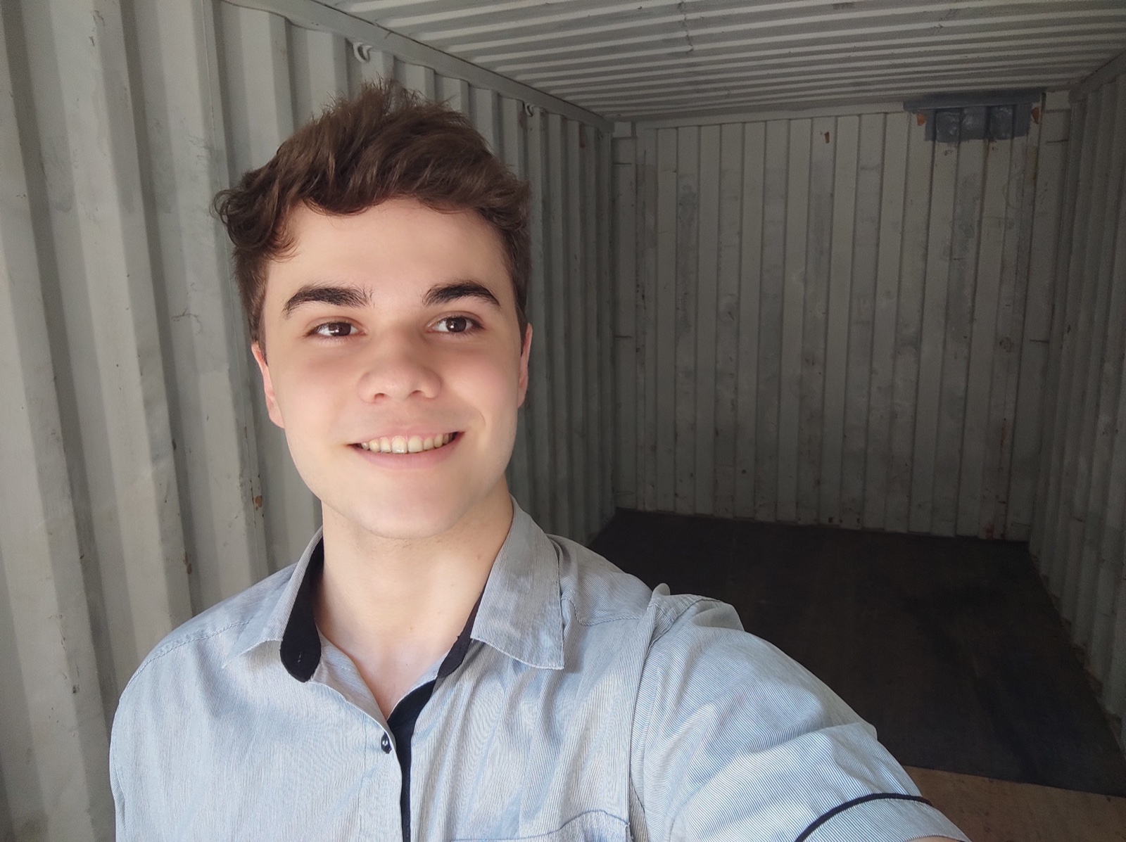 Henrique dentro de um contêiner de transporte