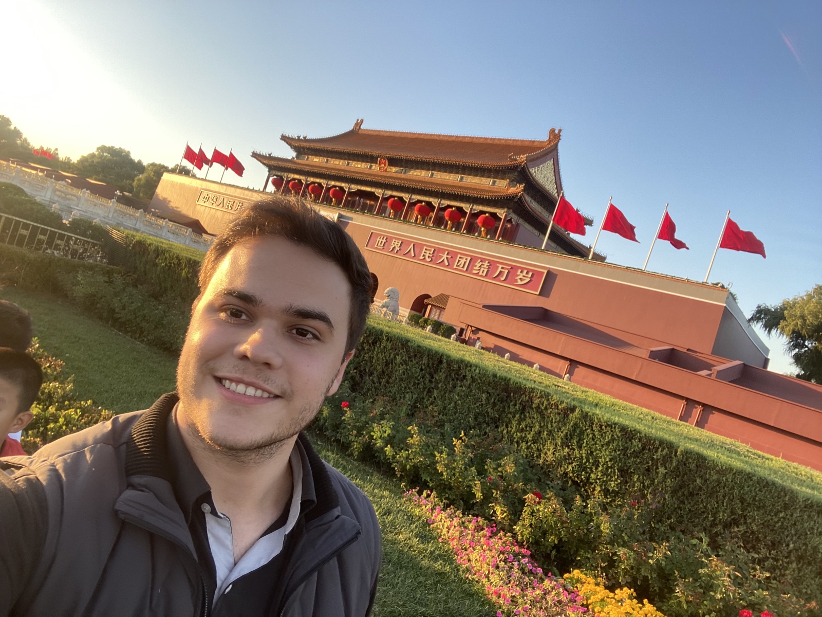 Henrique em uma selfie com arquitetura tradicional chinesa ao fundo